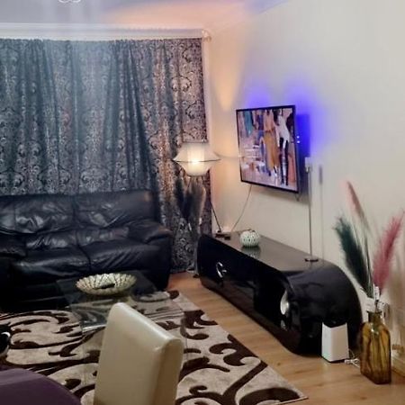 2 Bedroom Apartment - Greater London Dagenham Ngoại thất bức ảnh