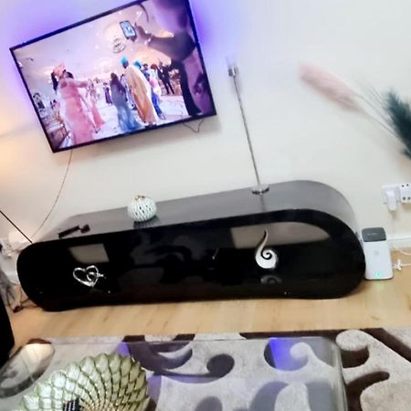 2 Bedroom Apartment - Greater London Dagenham Ngoại thất bức ảnh
