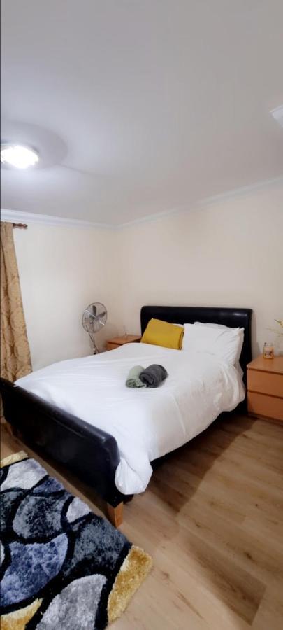 2 Bedroom Apartment - Greater London Dagenham Ngoại thất bức ảnh