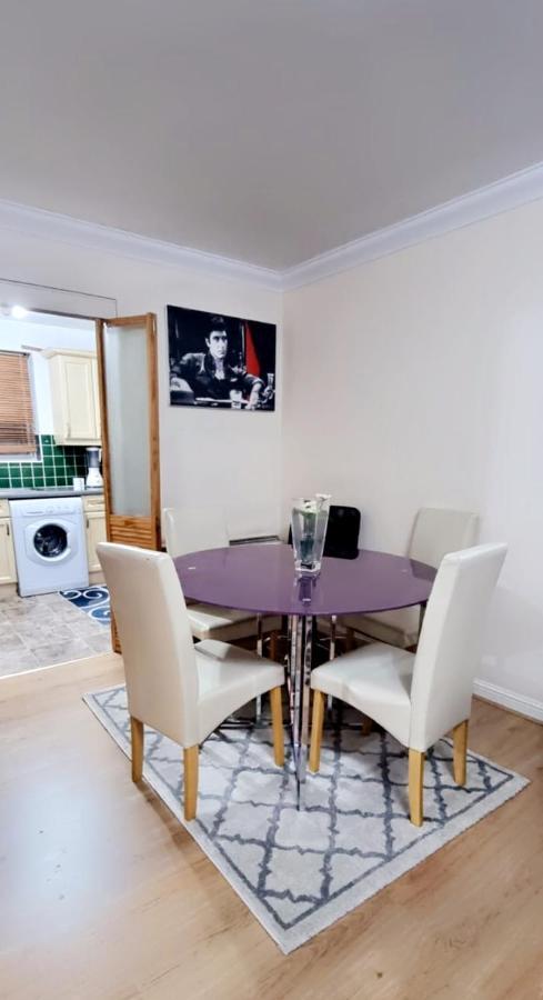 2 Bedroom Apartment - Greater London Dagenham Ngoại thất bức ảnh