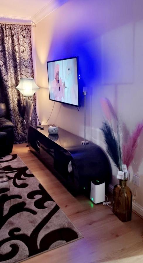 2 Bedroom Apartment - Greater London Dagenham Ngoại thất bức ảnh