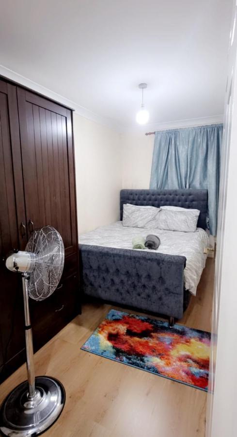 2 Bedroom Apartment - Greater London Dagenham Ngoại thất bức ảnh