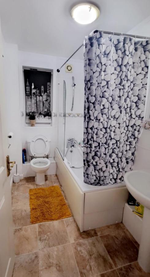 2 Bedroom Apartment - Greater London Dagenham Ngoại thất bức ảnh
