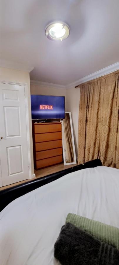 2 Bedroom Apartment - Greater London Dagenham Ngoại thất bức ảnh