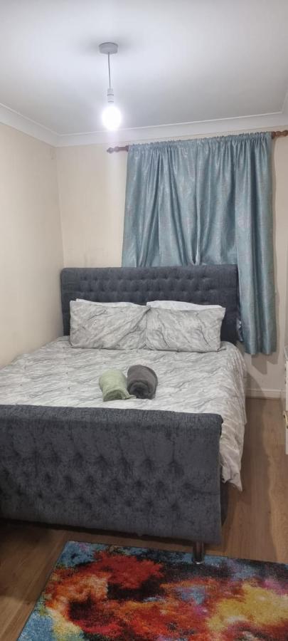 2 Bedroom Apartment - Greater London Dagenham Ngoại thất bức ảnh
